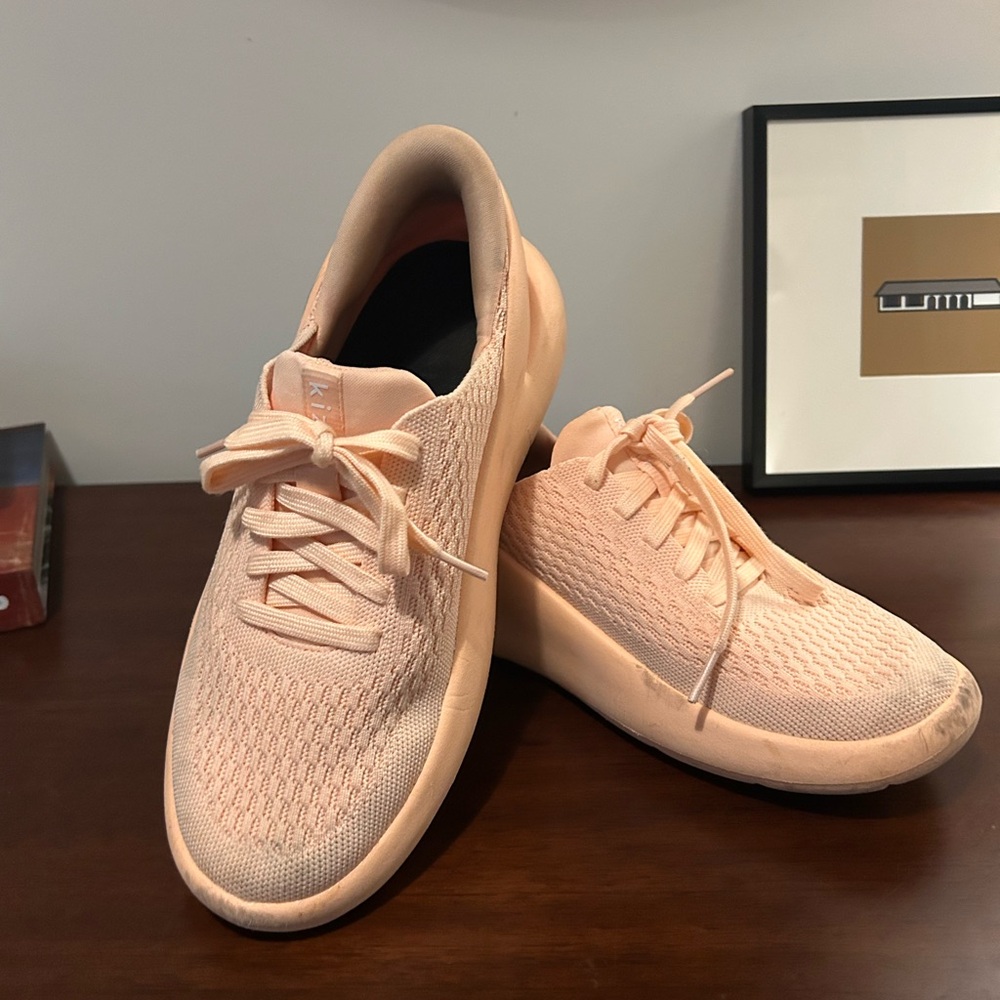 Kizik Womens Roamer Sneaker, Hand-Free Laces Cushioned,  Melon Size 8.5
